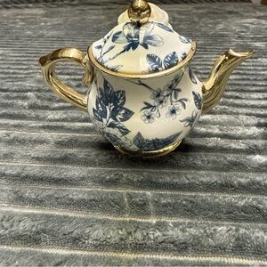 Bath & Body Works Scent Plug In Floral Teapot with Gold Accents